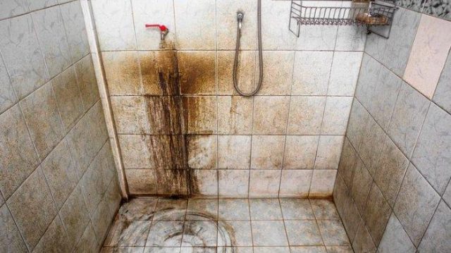 cara membersihkan lantai kamar mandi yang hitam